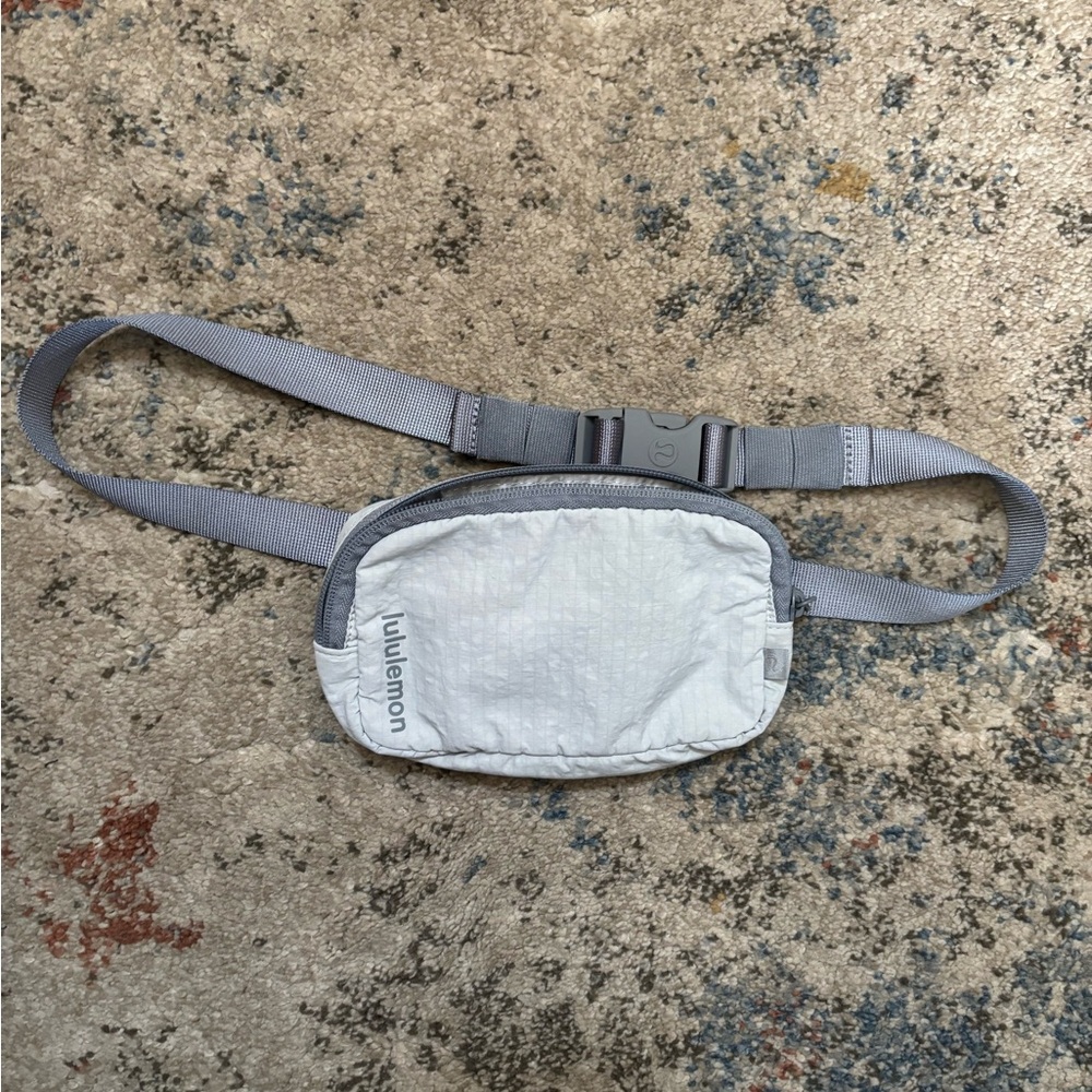 Lululemon Athletica Light Gray mini-cloth Belt Bag